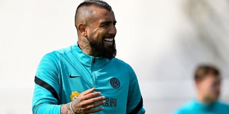 Flamengo prepara proposta milionária para a contratação de Arturo Vidal; valores dos salários são expostos