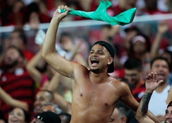 Vídeo da torcida do Flamengo cantando eufórica mesmo após gol do São Paulo refuta provocações dos rivais