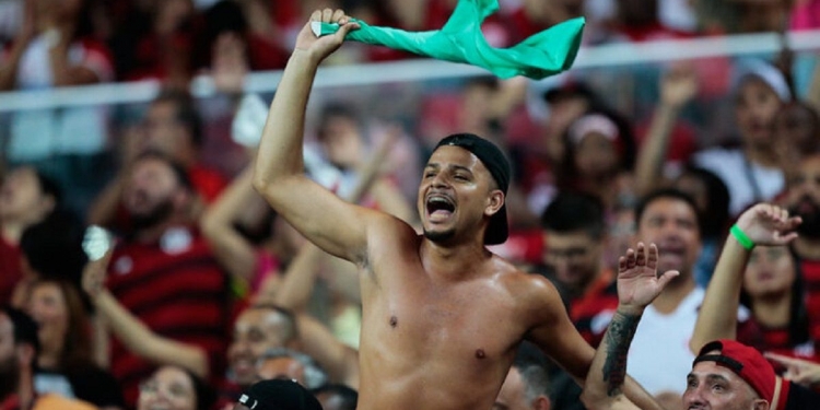 Vídeo da torcida do Flamengo cantando eufórica mesmo após gol do São Paulo refuta provocações dos rivais