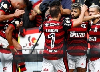 Titular de Paulo Sousa arquiva fotos com a camisa do Flamengo e levanta rumores de saída do clube