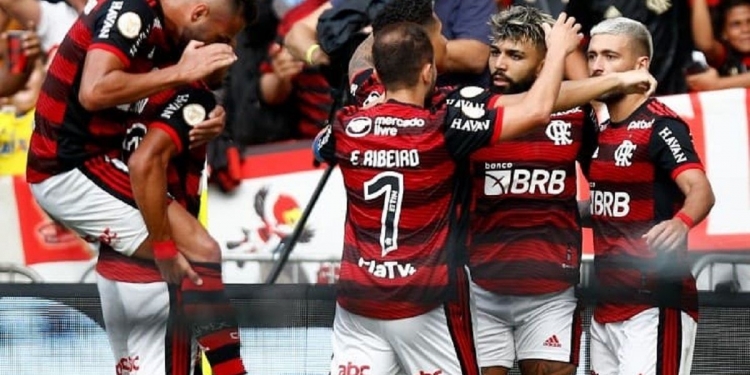 Titular de Paulo Sousa arquiva fotos com a camisa do Flamengo e levanta rumores de saída do clube