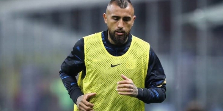 Arturo Vidal telefona para o seu empresário e toma atitude para facilitar ida ao Flamengo