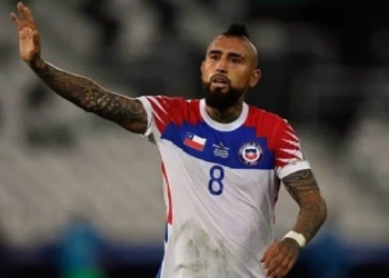 Namoro entre Arturo Vidal e Flamengo, que deve terminar em casamento, gera revolta em torcedores no Chile