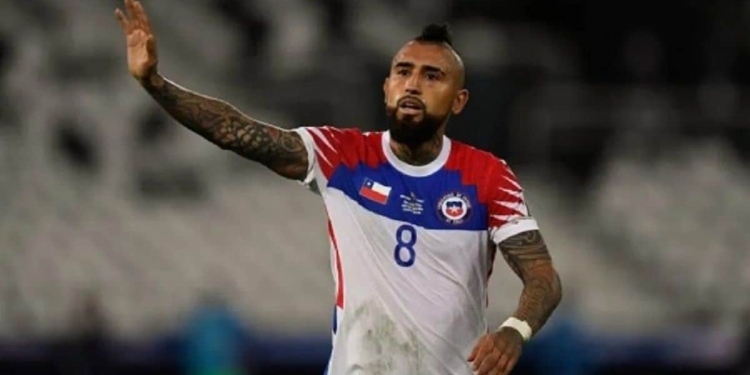 Namoro entre Arturo Vidal e Flamengo, que deve terminar em casamento, gera revolta em torcedores no Chile