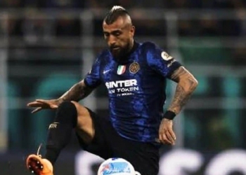 Colo-Colo entra na disputa com o Flamengo e quer repatriar Arturo Vidal; chileno defendeu a equipe entre 2006 e 2007