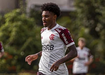 Dirigentes do Botafogo rompem o silêncio e se manifestam sobre interesse de John Textor em Vitinho.