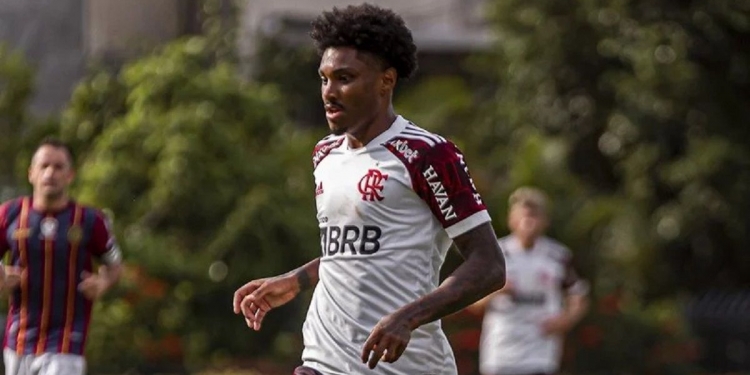 Dirigentes do Botafogo rompem o silêncio e se manifestam sobre interesse de John Textor em Vitinho.
