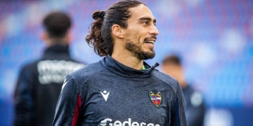 Zagueiro uruguaio que foi oferecido ao Flamengo está de saída do futebol europeu e entra na mira do Rubro-Negro