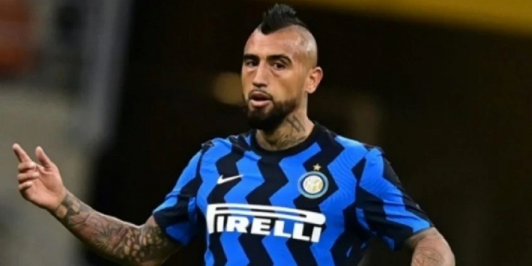 Eric Faria diz que interesse de Arturo Vidal em jogar no Flamengo soa ‘estranho’: ‘precisa se oferecer assim?’