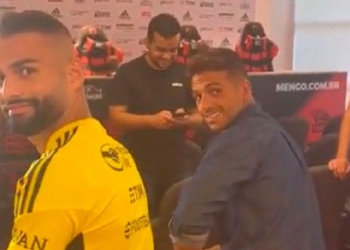 Diego Ribas invade coletiva de imprensa do Flamengo e provoca o jornalista Venê Casagrande: ‘o homem das meias verdades’