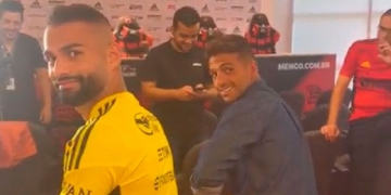 Diego Ribas invade coletiva de imprensa do Flamengo e provoca o jornalista Venê Casagrande: ‘o homem das meias verdades’