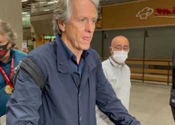 Jorge Jesus desembarca no Rio de Janeiro, confirma contato com presidente e diz que monitora o Flamengo