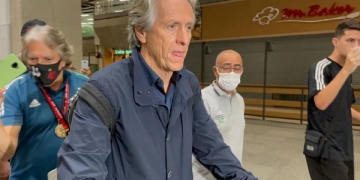 Jorge Jesus desembarca no Rio de Janeiro, confirma contato com presidente e diz que monitora o Flamengo