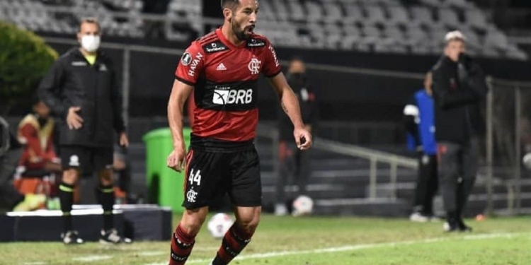 Gigante sul-americano demonstra interesse em Maurício Isla, do Flamengo; jogador não deve permanecer na Gávea em 2023