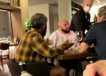 Longe dos holofotes, Gabigol e Jorge Jesus são flagrados em conversa pessoal dentro de restaurante no Rio de Janeiro