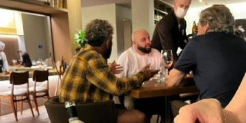 Longe dos holofotes, Gabigol e Jorge Jesus são flagrados em conversa pessoal dentro de restaurante no Rio de Janeiro