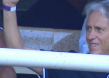 De volta ao Brasil? Jorge Jesus é flagrado nas arquibancadas do Nilton Santos em jogo do Botafogo pelo Brasileirão