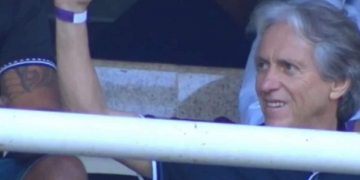 De volta ao Brasil? Jorge Jesus é flagrado nas arquibancadas do Nilton Santos em jogo do Botafogo pelo Brasileirão