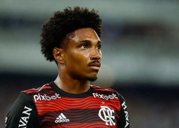 Flamengo exige redução dos salários e desagrada Vitinho, que pode deixar a Gávea após cinco anos
