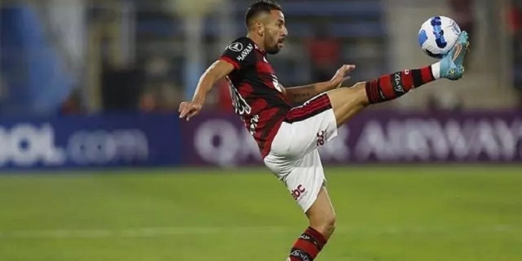 Flamengo autoriza Isla a permanecer no Chile; lateral-direito não entra em campo pelo Flamengo
