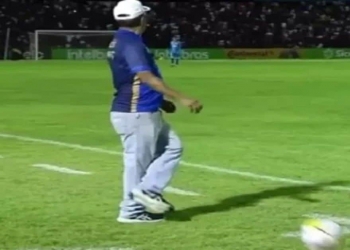 Técnico do Altos-PI vira meme após drible estilo Ronaldinho Gaúcho em jogo contra o Flamengo