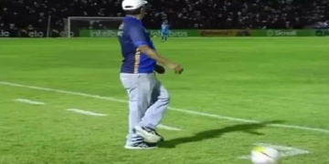 Técnico do Altos-PI vira meme após drible estilo Ronaldinho Gaúcho em jogo contra o Flamengo