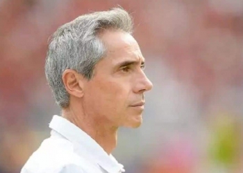 Torcida do Flamengo pede demissão de Paulo Sousa após derrota para o Botafogo