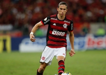 Filipe Luís sente dores, passa por avaliação médica e pode ser mais um desfalque para a sequência da temporada