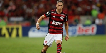 Filipe Luís sente dores, passa por avaliação médica e pode ser mais um desfalque para a sequência da temporada