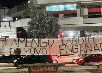 Torcedores protestam em frente à Gávea e pedem a ‘cabeça’ do presidente: ‘Landim enganador’