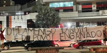 Torcedores protestam em frente à Gávea e pedem a ‘cabeça’ do presidente: ‘Landim enganador’