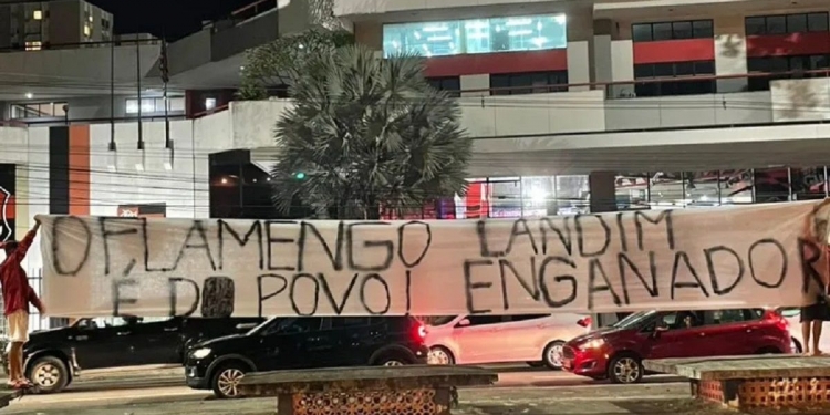 Torcedores protestam em frente à Gávea e pedem a ‘cabeça’ do presidente: ‘Landim enganador’