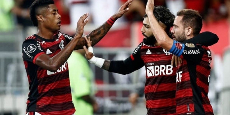 A pedido de Mano Menezes, Internacional abre sondagens para tirar medalhão do Flamengo