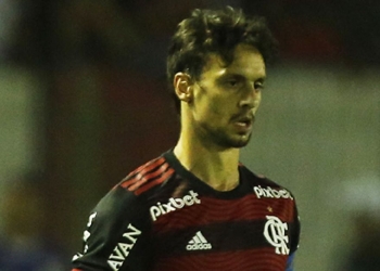 Flamengo bate o martelo e define futuro de Rodrigo Caio; zagueiro não entrava em campo desde dezembro de 2021