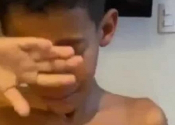 ‘Nunca será só futebol’: vídeo emocionante mostra filho de jogador do Altos-PI chorando com camisa que o pai ganhou de Gabigol
