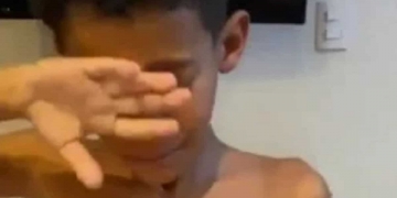 ‘Nunca será só futebol’: vídeo emocionante mostra filho de jogador do Altos-PI chorando com camisa que o pai ganhou de Gabigol