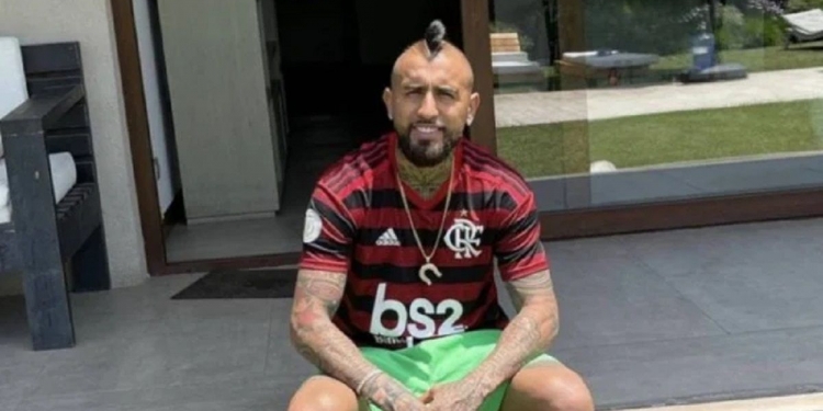 Empresário de Arturo Vidal diz o que falta para acordo com o Flamengo; chileno aceitaria ganhar menos que Gabigol