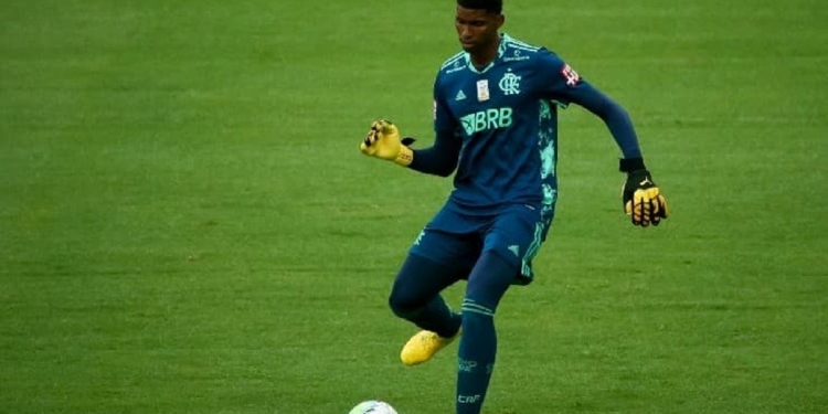 Gigante da Europa estuda a contratação do goleiro Hugo Souza junto ao Flamengo