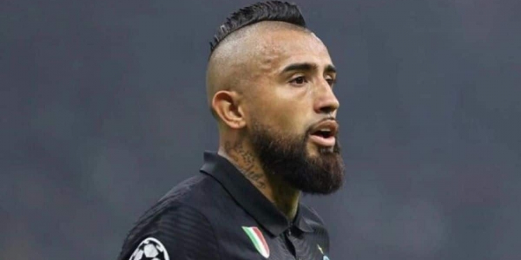 Arturo Vidal aceita fechar contrato de uma temporada e meia com o Flamengo