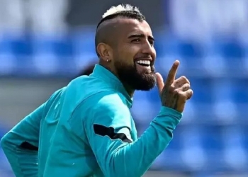 Agora vem? Arturo Vidal recebe ‘ataque’ de torcedores do Flamengo, com mensagens pedindo o seu acerto com o Rubro-Negro