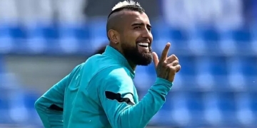 Agora vem? Arturo Vidal recebe ‘ataque’ de torcedores do Flamengo, com mensagens pedindo o seu acerto com o Rubro-Negro