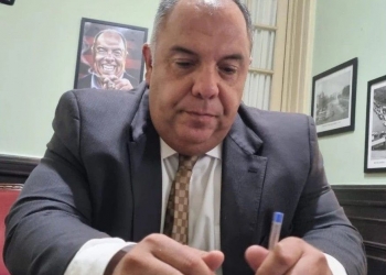 Zagueiro com passagem pelo Barcelona confirma o recebimento de proposta vinda do Flamengo