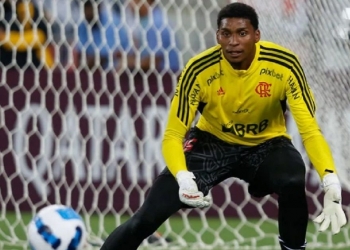 Clube europeu estuda apresentar oferta milionária para tirar goleiro Hugo Souza do Flamengo