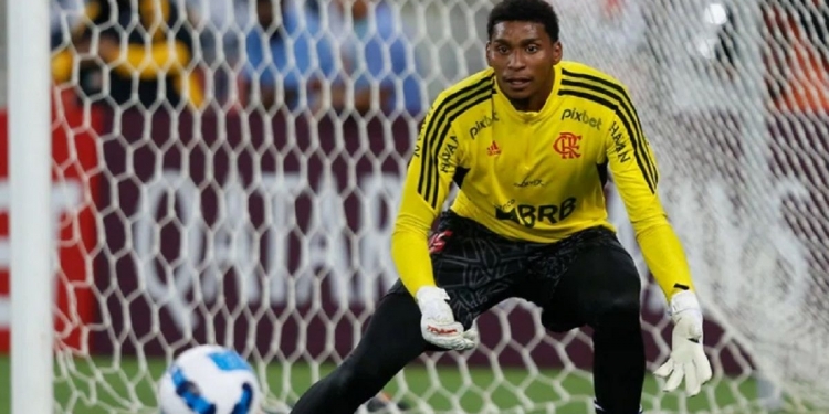 Clube europeu estuda apresentar oferta milionária para tirar goleiro Hugo Souza do Flamengo