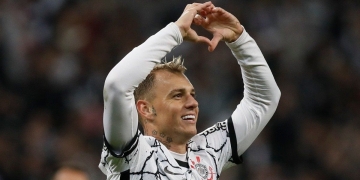 Roger Guedes pode pintar como reforço do Flamengo em troca com o Corinthians na próxima janela de transferências