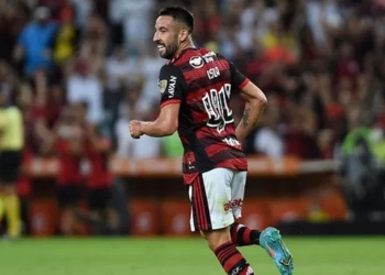 Flamengo acerta a venda de Maurício Isla; lateral-direito não volta a jogar pelo Rubro-Negro