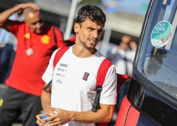 Rodrigo Caio é diagnosticado com novo problema no joelho e fica de fora do time do Flamengo