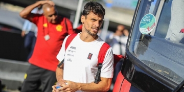 Rodrigo Caio é diagnosticado com novo problema no joelho e fica de fora do time do Flamengo
