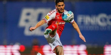 Após engatilhar contratação de lateral no mercado europeu, Flamengo sofre com concorrência do Porto (POR)