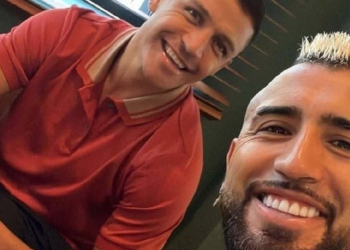 Contratado pelo Flamengo, Arturo Vidal publica foto ao lado de Alexis Sánchez em meio a rumores de interesse pelo atacante chileno
